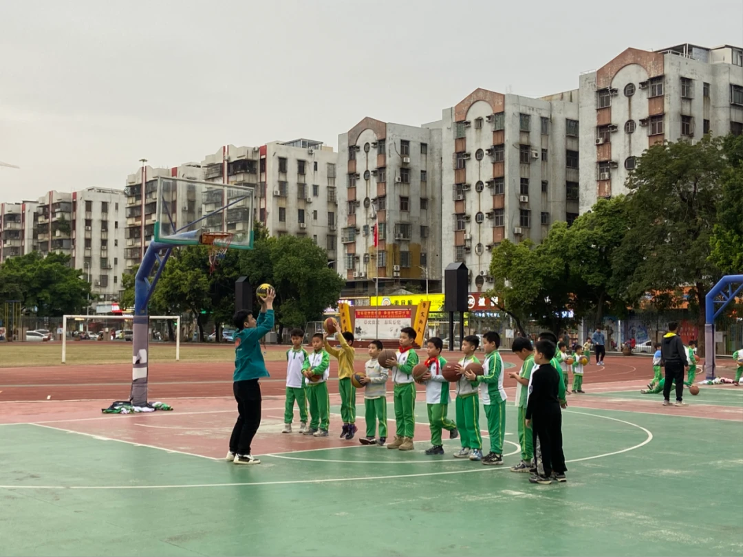 篮球教练如何帮助球员理解规则的重要性?_2